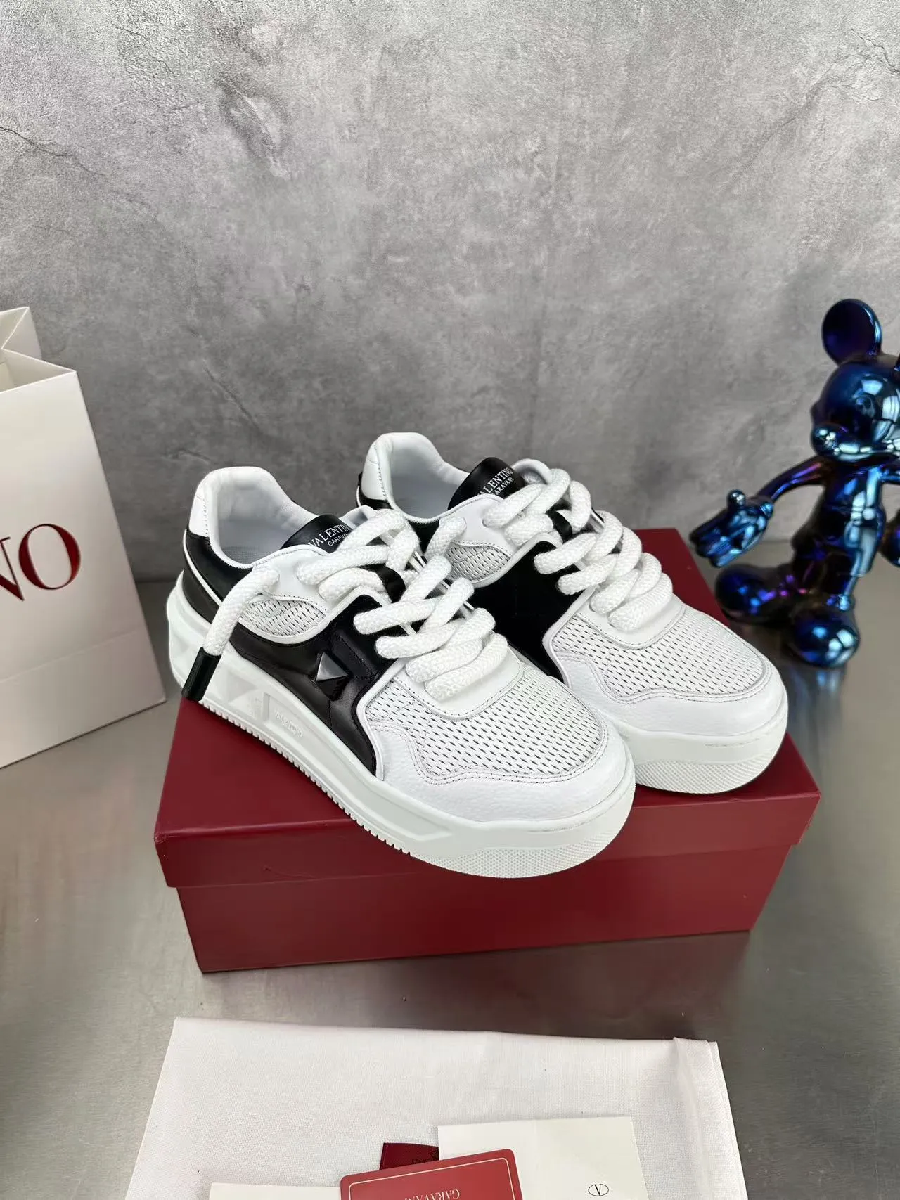 👟👟Ex-factory price 640👟👟 🔺Valentino🔺Valentino new casual shoes 2023 latest model hot style for catwalk couples, thick shoelaces, the same style as Elsa Hosk, Zhang Yixing, Guan Xiaotong and many other stars 🔥 Top version + lasting process, full oil edge on the upper. Fabric: Customized cowhide + cowhide lining with breathable mesh. Outsole: original molded TPU thickened outsole. Size for women is 35-40. Men’s size is 39-45.